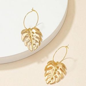 NWOT Gold Leaf Design Earrings 2.4x5.4cm